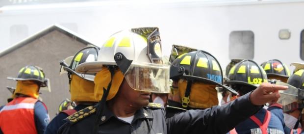 Un bombero mexicano en las operaciones de rescate Un bombero mexicano en las operaciones de rescate