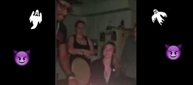 Vídeo mostra jovens invocando espíritos e algo macabro acontece (Foto internet) Vídeo mostra jovens invocando espíritos e algo macabro acontece (Foto internet)