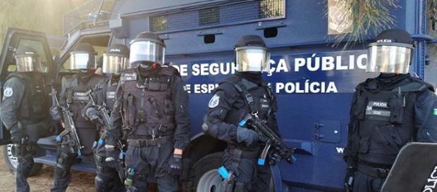 Também três policias acabaram feridos no caso do assalto a uma carrinha de valores em Queluz Também três policias acabaram feridos no caso do assalto a uma carrinha de valores em Queluz
