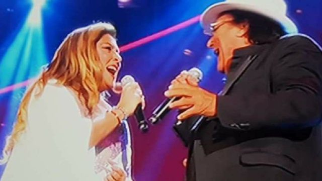 Albano Carrisi durante l'esibizione con Romina Power si commuove.