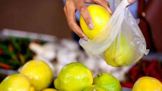 Buste a pagamento: tante polemiche, ma anche molta ironia e delle inesattezze