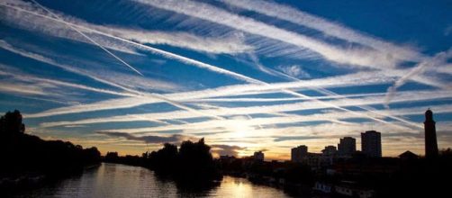 Aspecto del cielo con chemtrails. Public Domain.