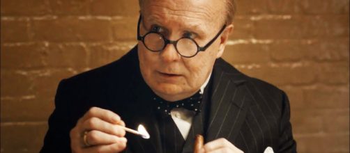 Gary Oldman como Churchill en 'El instante más oscuro'. Fotograma oficial del tráiler