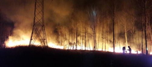 Inferno di fuoco in Calabria: lo spaventoso incendio filmato dall ... - fanpage.it