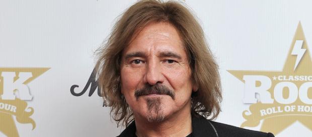 Geezer Butler recibe premio por su contribución significativa en la música Geezer Butler recibe premio por su contribución significativa en la música