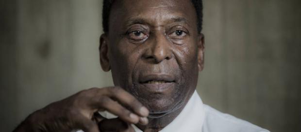 Pelé sofre queda em casa e preocupa internautas Pelé sofre queda em casa e preocupa internautas