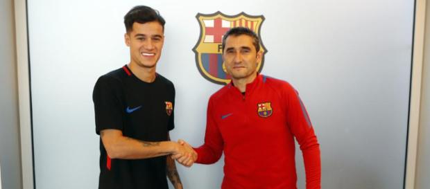 Philippe Coutinho saludando a Ernesto Valverde Philippe Coutinho saludando a Ernesto Valverde