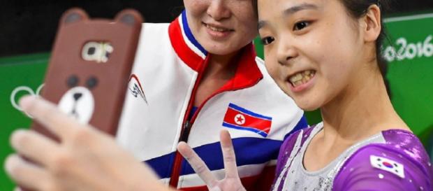 Una foto storica: la nordcoreana Hong Un-jong (a sinistra) e la sudcoreana Lee Eun-ju si fanno un selfie alle Olimpiadi di Rio (foto Reuter) Una foto storica: la nordcoreana Hong Un-jong (a sinistra) e la sudcoreana Lee Eun-ju si fanno un selfie alle Olimpiadi di Rio (foto Reuter)
