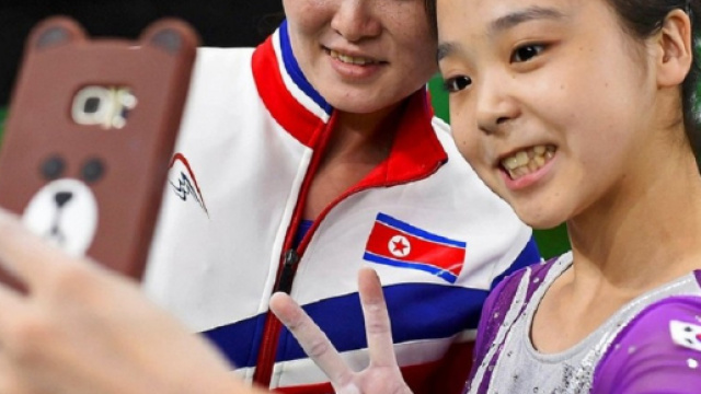 Una foto storica: la nordcoreana Hong Un-jong (a sinistra) e la sudcoreana Lee Eun-ju si fanno un selfie alle Olimpiadi di Rio (foto Reuter)