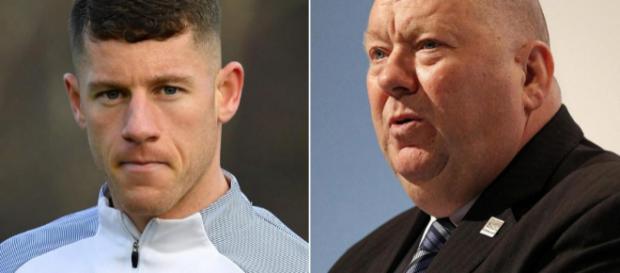 A gauche, Ross Barkley, nouveau joueur de Chelsea. A droite, le maire de Liverpool, Joe Anderson, fâché par son départ. A gauche, Ross Barkley, nouveau joueur de Chelsea. A droite, le maire de Liverpool, Joe Anderson, fâché par son départ.