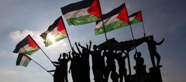 jóvenes levantaron banderas palestinas en una protesta en la frontera de Gaza con Israel el martes jóvenes levantaron banderas palestinas en una protesta en la frontera de Gaza con Israel el martes