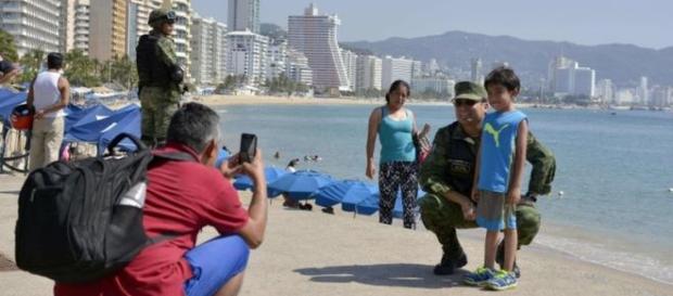 Soldados mexicanos patrullan la playa en Acapulco, el Departamento de Estado aconseja no viajar allí Soldados mexicanos patrullan la playa en Acapulco, el Departamento de Estado aconseja no viajar allí