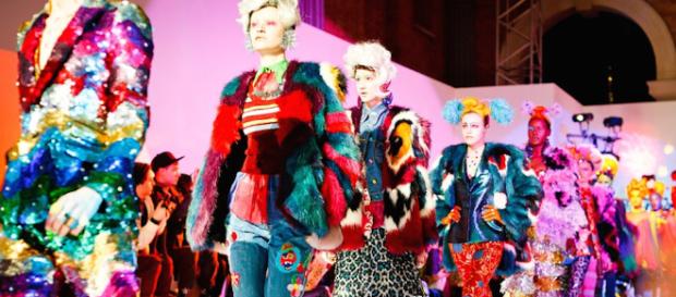 Un desfile de una casa de moda Un desfile de una casa de moda