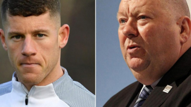 A gauche, Ross Barkley, nouveau joueur de Chelsea. A droite, le maire de Liverpool, Joe Anderson, fâché par son départ.