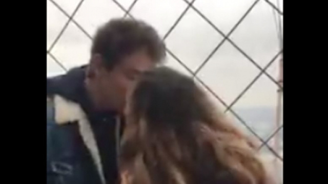 Diciottenne ha baciato uno sconosciuto sulla Torre Eiffel e l'ha ritrovato grazie ai social