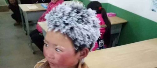 'Fiocco di neve': chiamato così un bambino cinese che per arrivare a scuola ha vinto il gelo