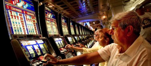 Ludopatia la necessità di mettersi davanti a una slot machine, roulette blackjack