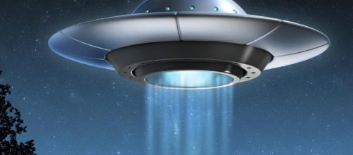 UFO di origine aliena rilascia astronavi?