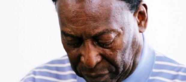 Após rejeitar filha no leito de morte, Pelé não pode mais andar Após rejeitar filha no leito de morte, Pelé não pode mais andar