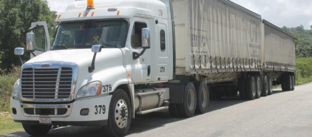Se realizan platicas para prohibir los camiones de doble remolque. Se realizan platicas para prohibir los camiones de doble remolque.
