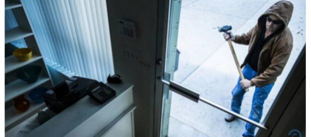 Homem fica ferido ao roubar loja Homem fica ferido ao roubar loja