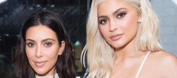 Kim Kardashian com a irmã caçula Kyile Jenner Kim Kardashian com a irmã caçula Kyile Jenner