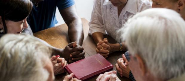Lizenz Fotolia / © Rawpixel.com: Group of people holding hands praying worship believe Lizenz Fotolia / © Rawpixel.com: Group of people holding hands praying worship believe