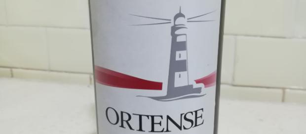 Vino rosso e morbidezza a tavola. Vino rosso e morbidezza a tavola.