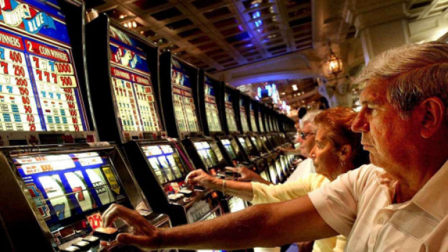 Ludopatia la necessit&agrave; di mettersi davanti a una slot machine, roulette blackjack