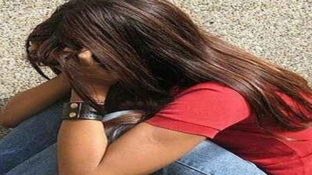 Vittime delle attenzioni perverse del bidello sono state 4 alunne di una scuola media di Bari.Fonte:http://noiradiomobile.org/