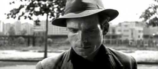 Para darle más credibilidad al filme, De Sica utilizó a obreros comunes para protagonizarlo y rodó todas las escenas en la calle