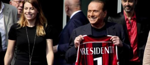 Silvio Berlusconi e la figlia Barbara in una foto del 2014, in occasione dell'inaugurazione della sede dell'A.C. Milan