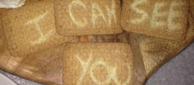 Biscoitos formavam a frase ''Eu posso ver você''. Foto: Reprodução. Biscoitos formavam a frase ''Eu posso ver você''. Foto: Reprodução.