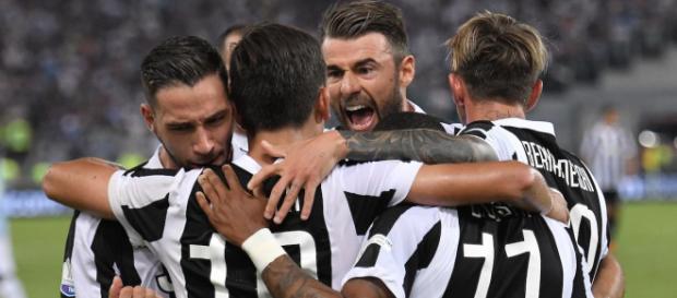 I giocatori della Juventus festeggiano dopo un gol I giocatori della Juventus festeggiano dopo un gol
