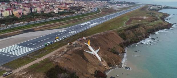 Un avion cu 168 pasageri la bord, a fost la un pas să se prăbușească în Marea Neagră - Foto: Daily Mail (© AFP/Getty Images) Un avion cu 168 pasageri la bord, a fost la un pas să se prăbușească în Marea Neagră - Foto: Daily Mail (© AFP/Getty Images)