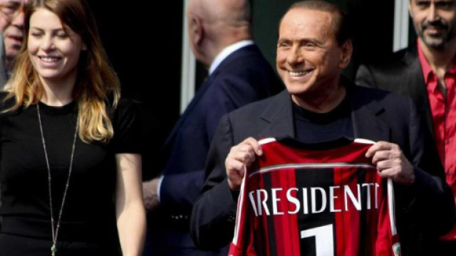 Silvio Berlusconi e la figlia Barbara in una foto del 2014, in occasione dell'inaugurazione della sede dell'A.C. Milan