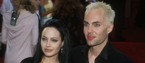 Angelina Jolie com o irmão James, em 2000