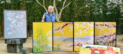 "Tatsuo Horiuchi, con alcune delle sue opere"