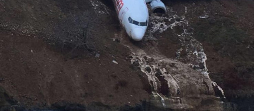 L'aereo della compagnia Pegasus si è pericolosamente fermato al limite di una scogliera affacciata sul Mar Nero.