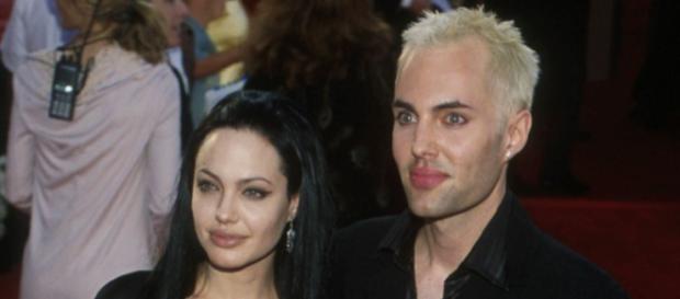 Angelina Jolie com o irmão James, em 2000 Angelina Jolie com o irmão James, em 2000