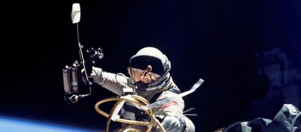 Astronaut performing a spacewalk (Image credit –Soerfm, Wikimedia Commons) Astronaut performing a spacewalk (Image credit –Soerfm, Wikimedia Commons)
