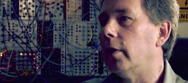 Carter es uno de los miembros fundadores de Throbbing Gristle. Carter es uno de los miembros fundadores de Throbbing Gristle.