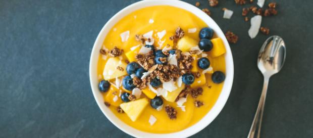 Eine Smothie-Bowl ist ein leckeres gesundes Frückstüch aus verschiedenen Früchten Eine Smothie-Bowl ist ein leckeres gesundes Frückstüch aus verschiedenen Früchten