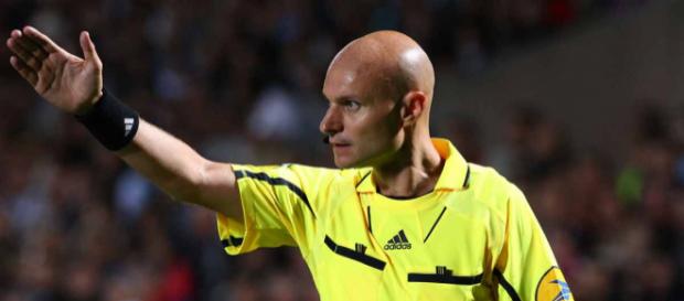 L'arbitrage de Tony Chapron est au centre d'une polémique L'arbitrage de Tony Chapron est au centre d'une polémique