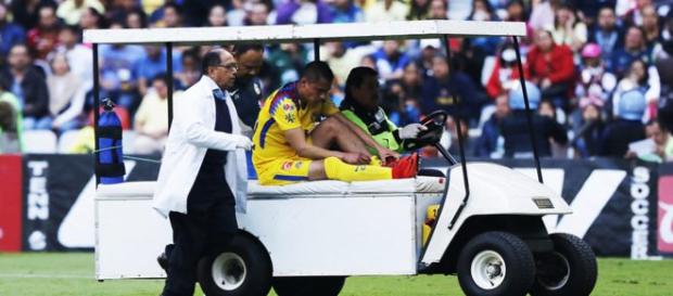Paul Aguilar abandonando el terreno de juego ayer frente a los Tuzos. Paul Aguilar abandonando el terreno de juego ayer frente a los Tuzos.