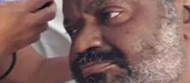 Sem expressão, imagem de Arlindo após coma comove a web; veja Sem expressão, imagem de Arlindo após coma comove a web; veja