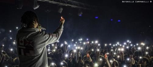 Ghali, astro nascente del rap italiano, durante un live
