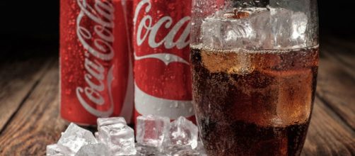 Brutta disavventura per una dodicenne di Andria: si ritrova con un verme in bocca mentre beve una Coca Cola - foto:eatthis.com