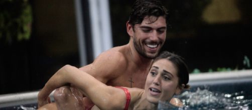 Cecilia Rodriguez e Ignazio Moser in piscina