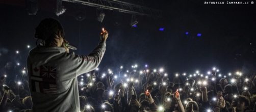 Ghali, astro nascente del rap italiano, durante un live